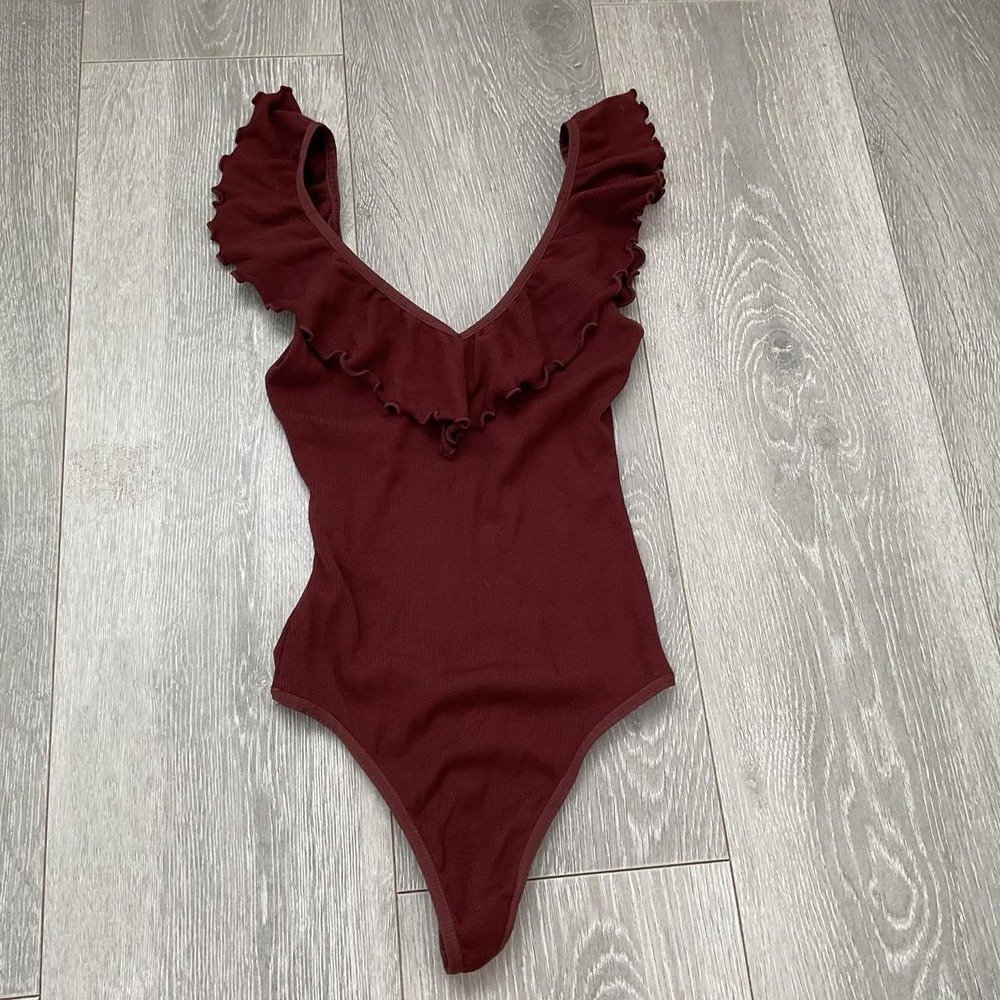 Aritzia Wilfred Ruffle V-Neck Ribbed Bodysuit Burgundy Red XXS MDX4-10122-37